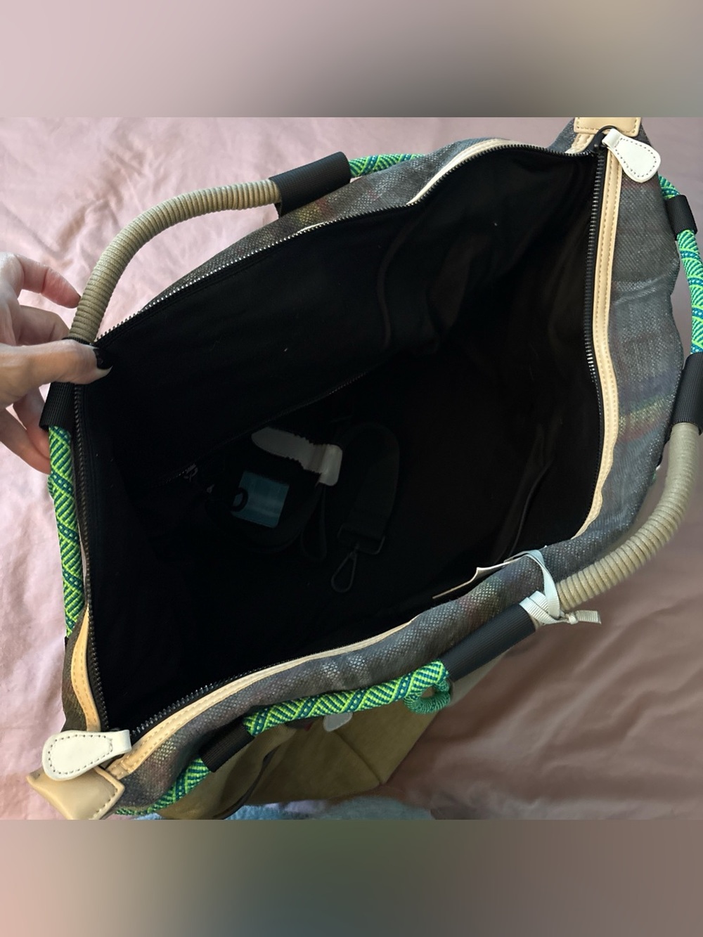 NWT Flower Mountain Weekend Bag in Beige - Picture 9 of 10